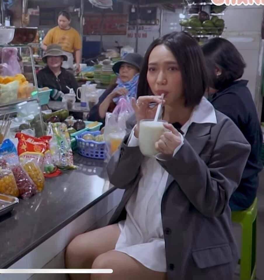 Diệu Nhi diện các trang phục rộng trong các vlog ăn uống mới của mình. Diệu Nhi diện các trang phục rộng trong các vlog ăn uống mới của mình.