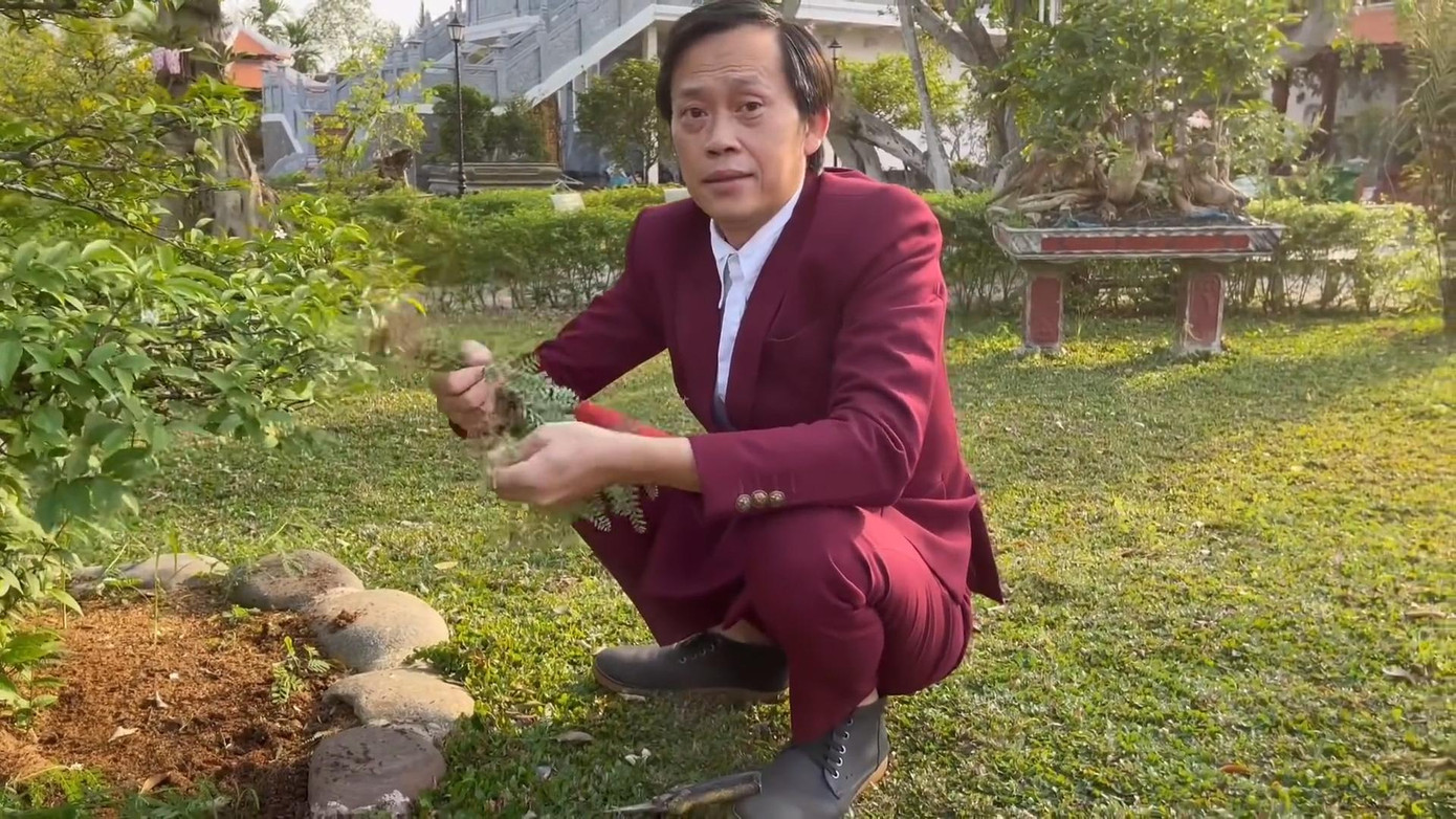 Nghệ sĩ thường chia sẻ những khoảnh khắc đời thường, đi chăm vườn tược. Nghệ sĩ thường chia sẻ những khoảnh khắc đời thường, đi chăm vườn tược.