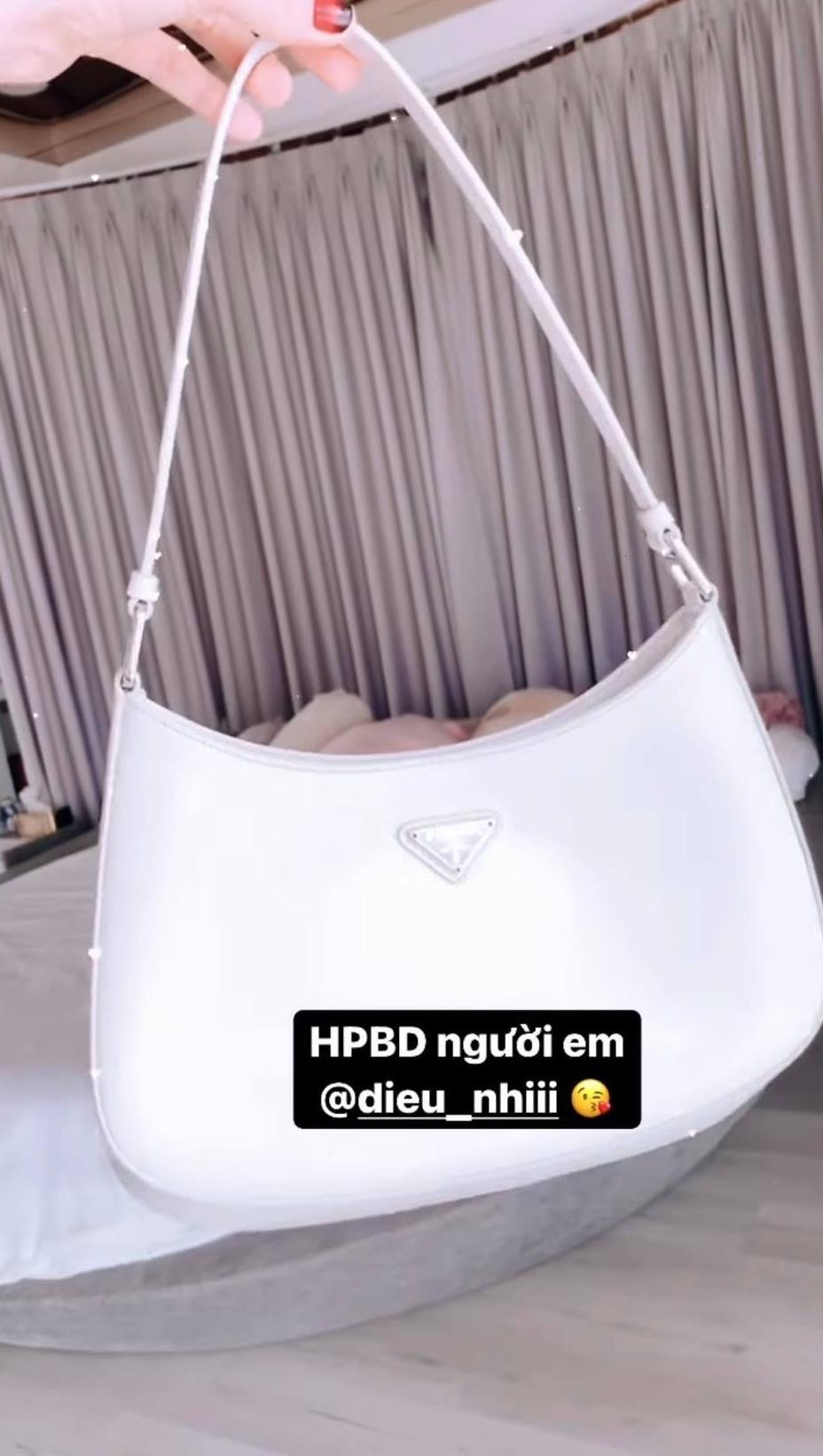 Ngọc Trinh khoe món quà đã chuẩn bị cho cô em thân thiết. Ngọc Trinh khoe món quà đã chuẩn bị cho cô em thân thiết.