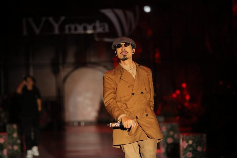 Đen Vâu xuất hiện cuối chương trình, thể hiện 2 bản rap của mình.