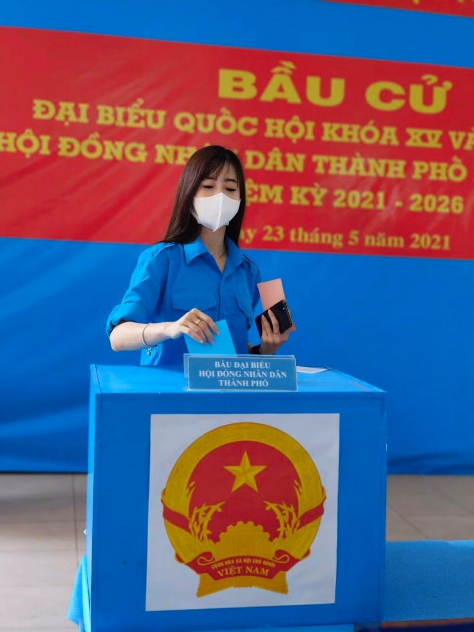 "Hot girl làng võ" Châu Tuyết Vân mặc áo Đoàn Thanh niên đi bầu cử.