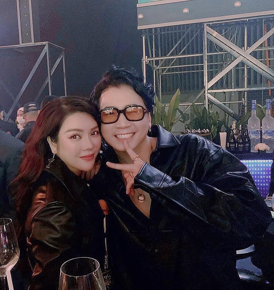 Lý Nhã Kỳ chụp ảnh kỷ niệm cùng Karik. Lý Nhã Kỳ chụp ảnh kỷ niệm cùng Karik.