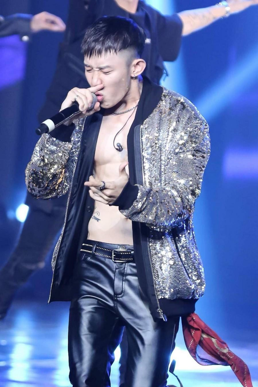 Phiên bản "cháy" hết mình trên sân khấu của nam ca sĩ.