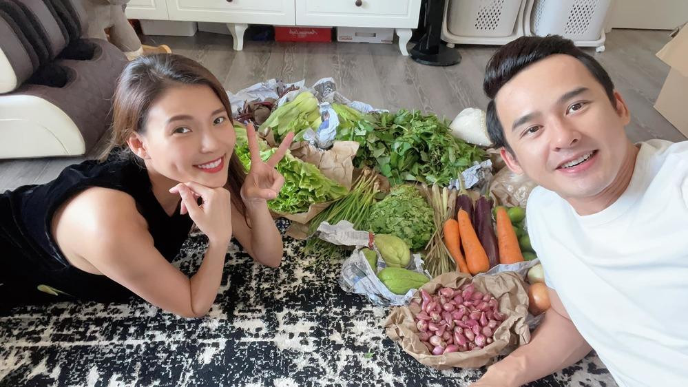 Vợ chồng Lương Thế Thành - Thúy Diễm cũng được bạn thân ở Đà Lạt gửi tặng 1 thùng rau, củ, quả tươi. Vợ chồng Lương Thế Thành - Thúy Diễm cũng được bạn thân ở Đà Lạt gửi tặng 1 thùng rau, củ, quả tươi.