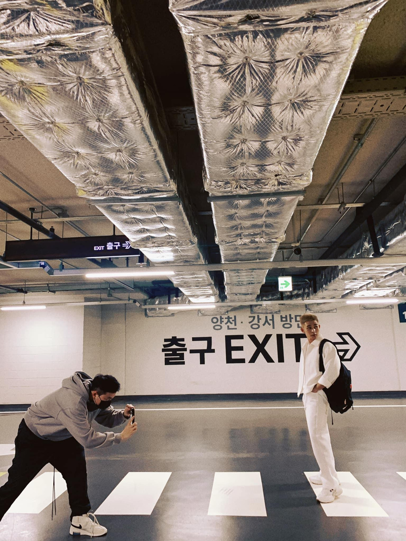 Muốn chân dài phải chụp vầy nè... Muốn chân dài phải chụp vầy nè...