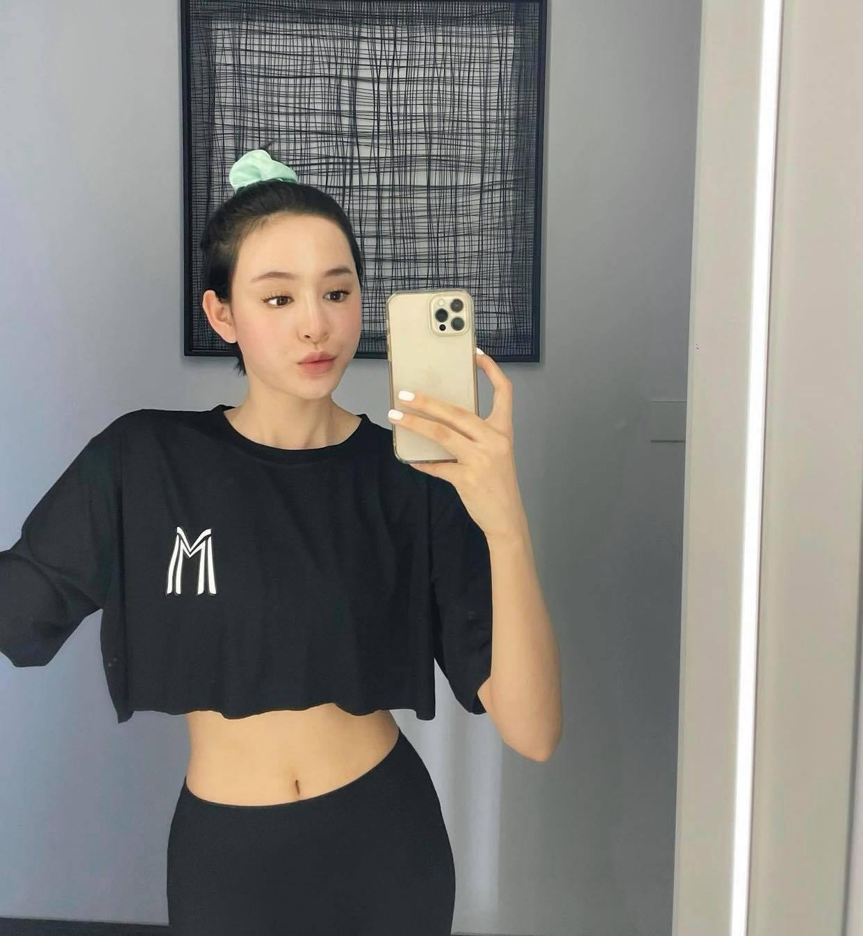 Hiền Hồ kín đáo hơn với mẫu áo crop-top và quần ôm. Mái tóc ngắn được giọng ca Gặp Nhưng Không Ở Lại buộc cao gọn gàng.