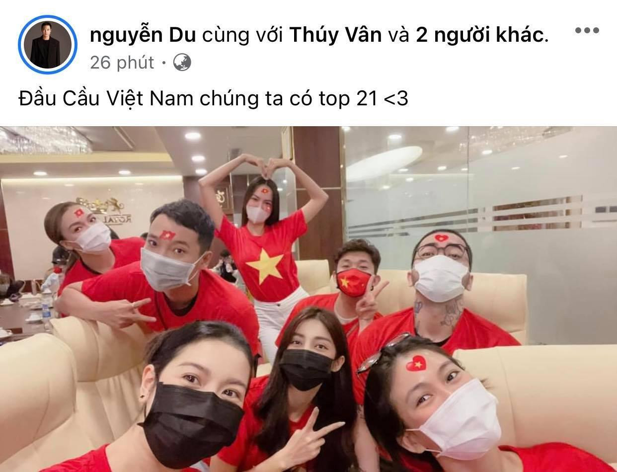 Hội chị em &quot;nhà Hoàn vũ&quot; diện áo cờ đỏ sao vàng tăng sức nóng khi xem Chung kết Miss Universe.