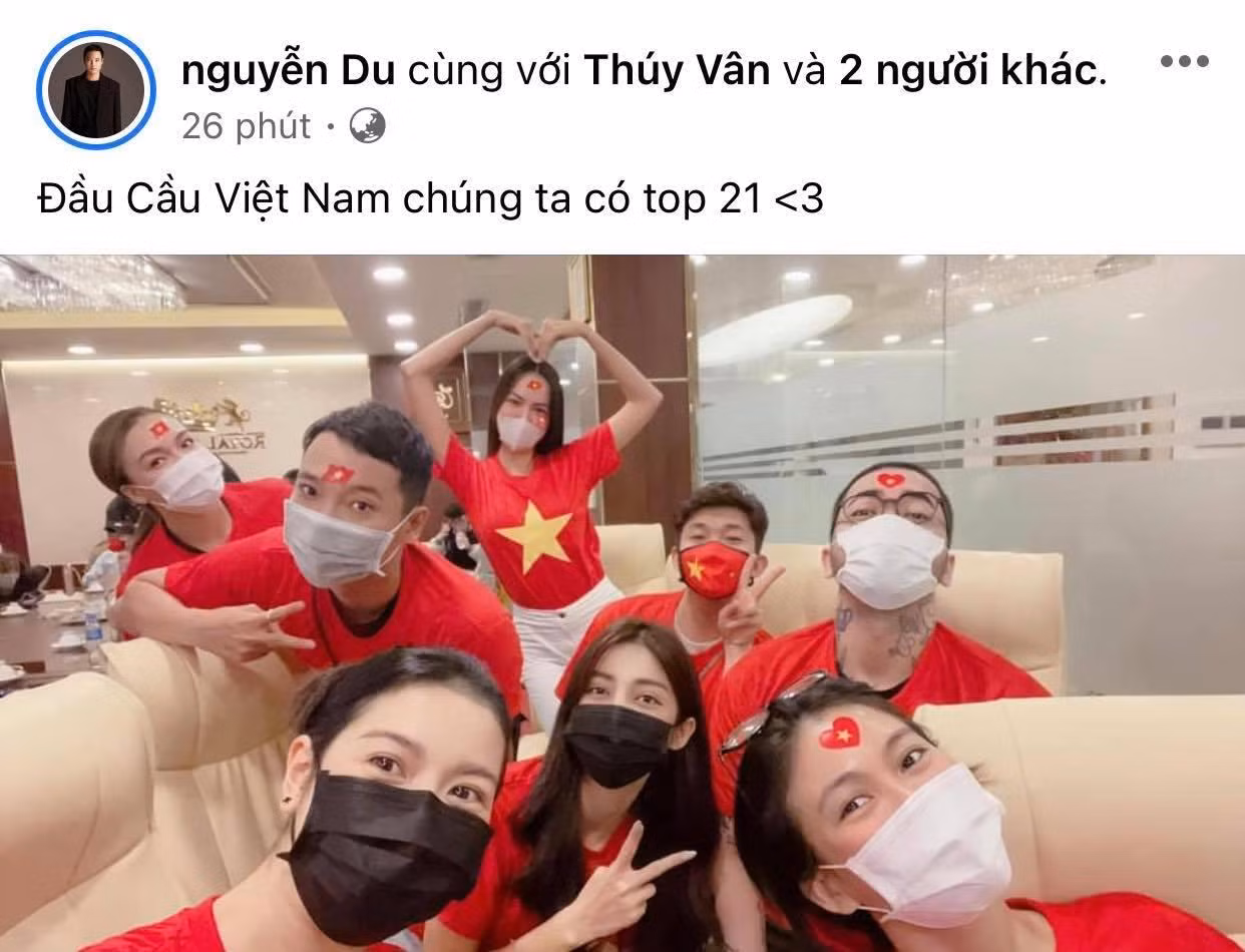 Hội chị em "nhà Hoàn vũ" diện áo cờ đỏ sao vàng tăng sức nóng khi xem Chung kết Miss Universe.