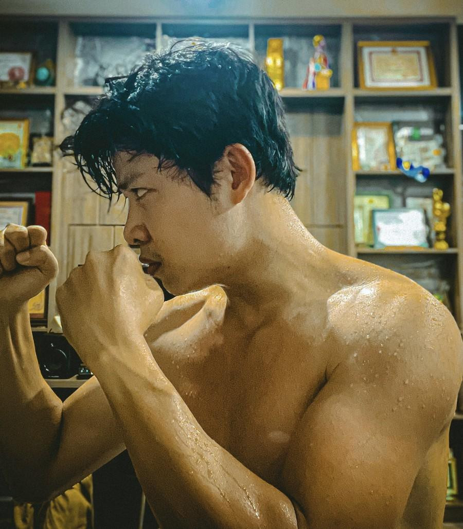 Bản thân anh cũng thường xuyên luyện tập thể thao, tăng cường sức đề kháng trong mùa dịch. Bản thân anh cũng thường xuyên luyện tập thể thao, tăng cường sức đề kháng trong mùa dịch.