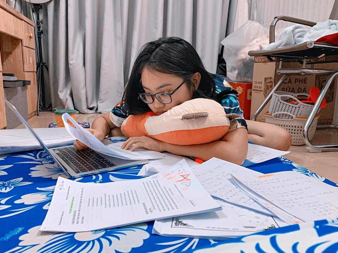 Ca sĩ sinh năm 2003 thường xuyên chia sẻ hình ảnh ôn thi tại nhà lên MXH. Ca sĩ sinh năm 2003 thường xuyên chia sẻ hình ảnh ôn thi tại nhà lên MXH.