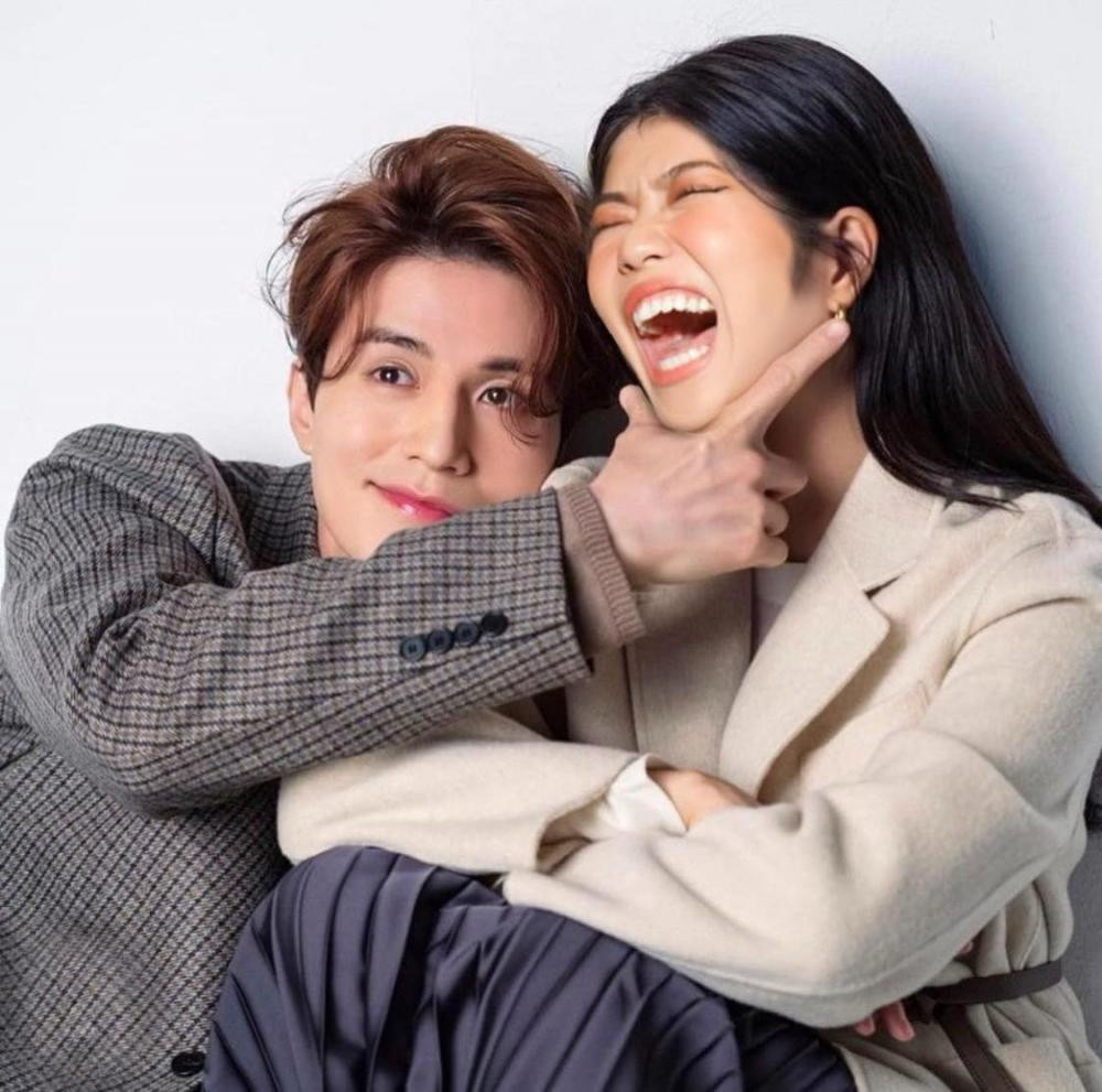 Diễn viên ghép ảnh của mình với tài tử xứ Hàn và nhận anh làm chồng của mình. Diễn viên ghép ảnh của mình với tài tử xứ Hàn và nhận anh làm chồng của mình.