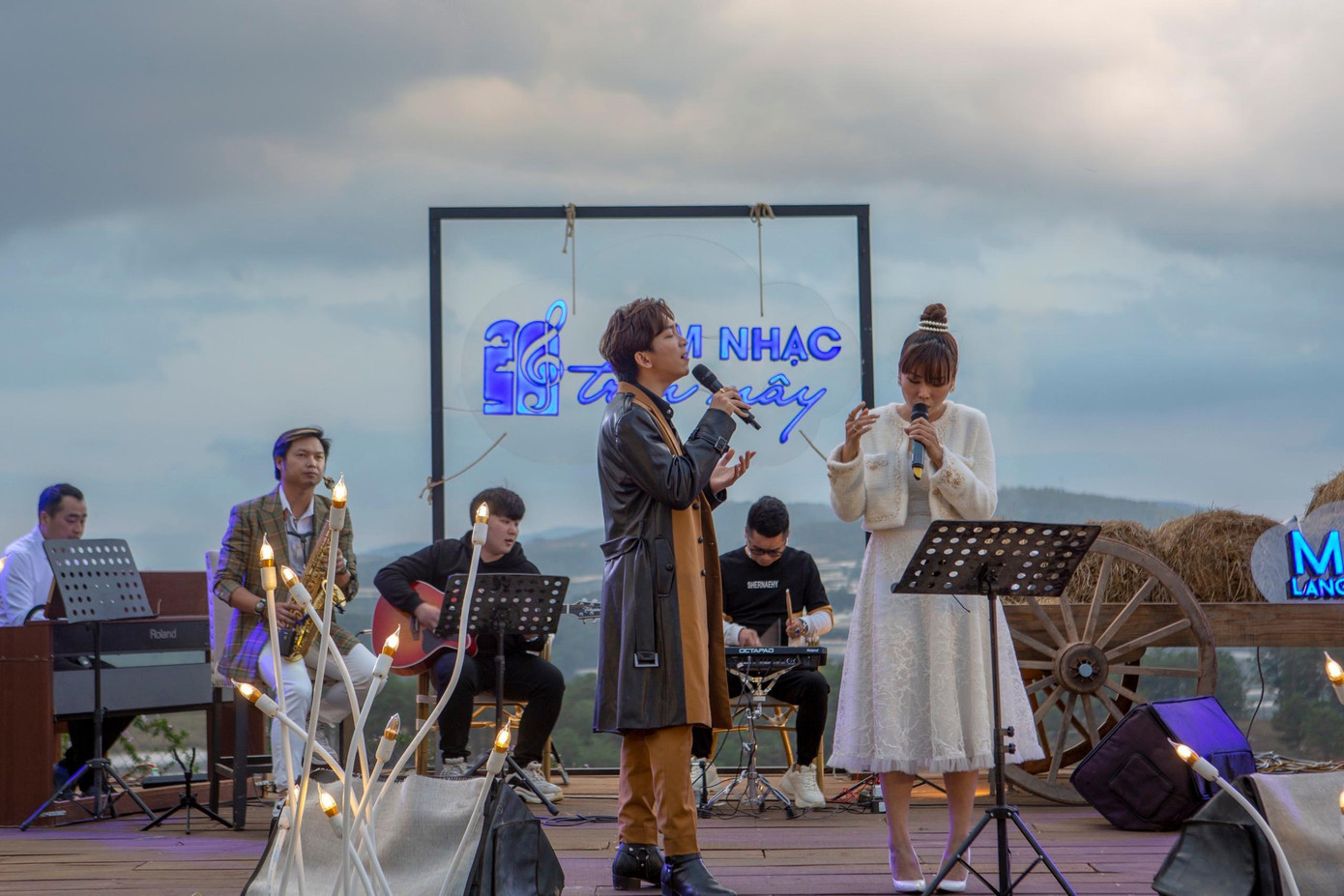 Sự cộng hưởng của âm nhạc - không gian - giọng hát của ca sĩ làm nên thành công cho ca khúc. Sự cộng hưởng của âm nhạc - không gian - giọng hát của ca sĩ làm nên thành công cho ca khúc.