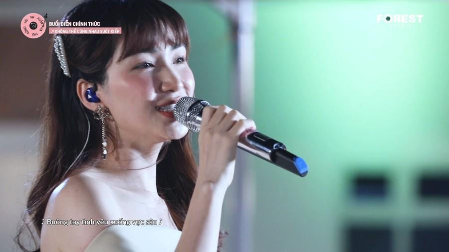 Hòa Minzy thể hiện xúc động ca khúc của mình. Hòa Minzy thể hiện xúc động ca khúc của mình.