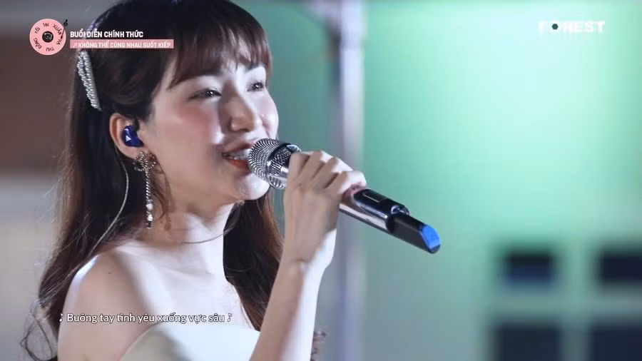 Hòa Minzy thể hiện xúc động ca khúc của mình.