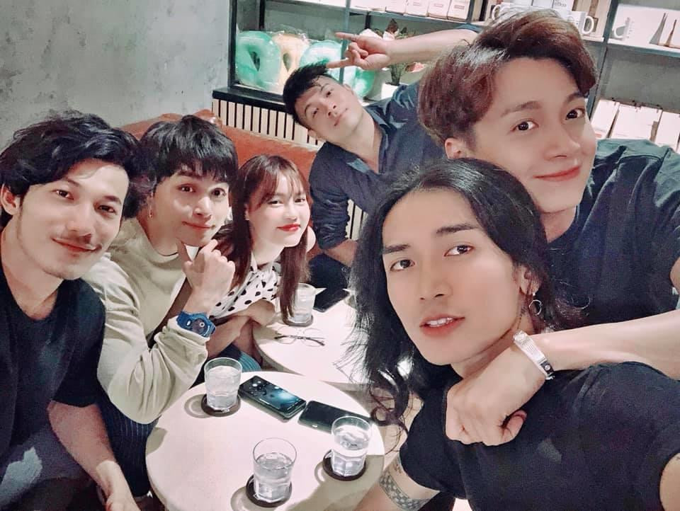 Dàn sao thân thiết từ gameshow đến ngoài đời. Dàn sao thân thiết từ gameshow đến ngoài đời.