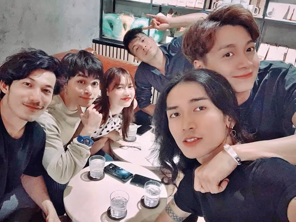 Dàn sao thân thiết từ gameshow đến ngoài đời.
