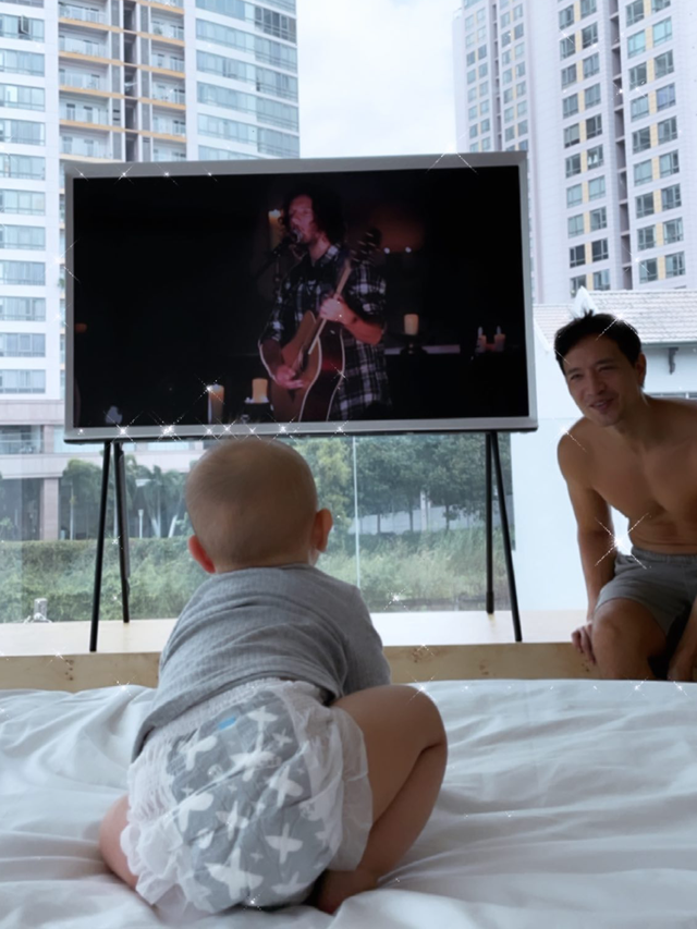 Phòng ngủ của cặp sao cũng sử dụng cửa kính lớn, tạo không gian mở.