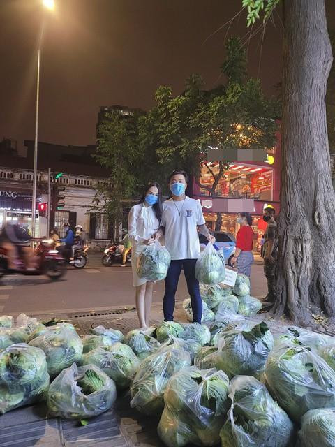 Vợ chồng giọng ca Nắm Lấy Tay Anh tại điểm giải cứu nông sản.