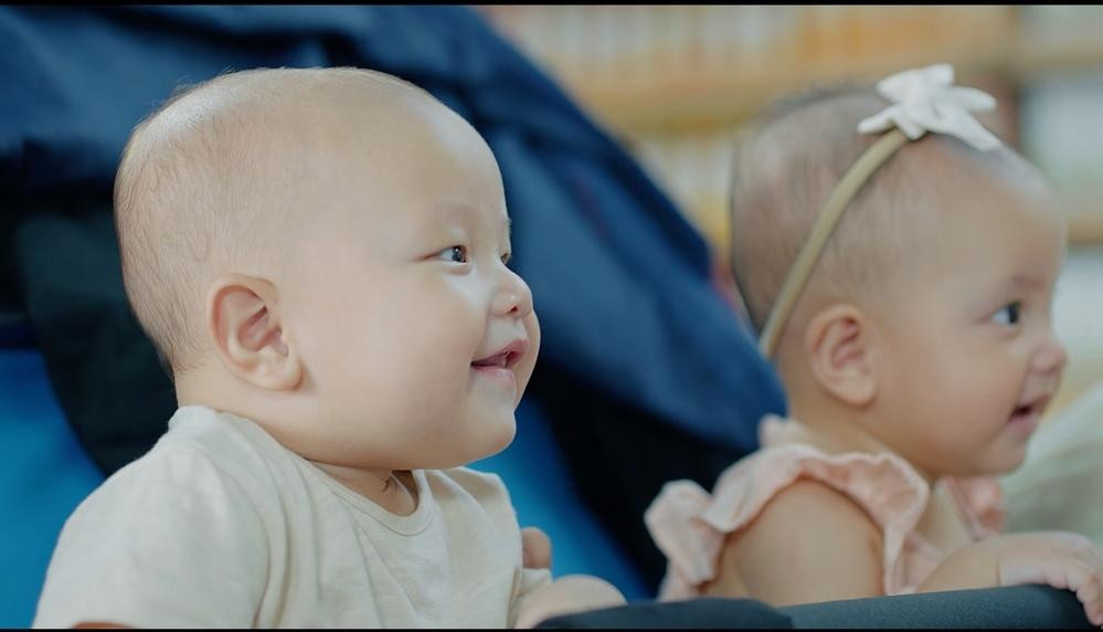 Lần đầu tiên Lisa - Leon đi làm với bố mẹ.