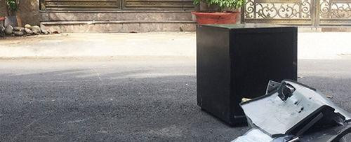 Két sắt bị phá nát của nữ ca sĩ. Két sắt bị phá nát của nữ ca sĩ.