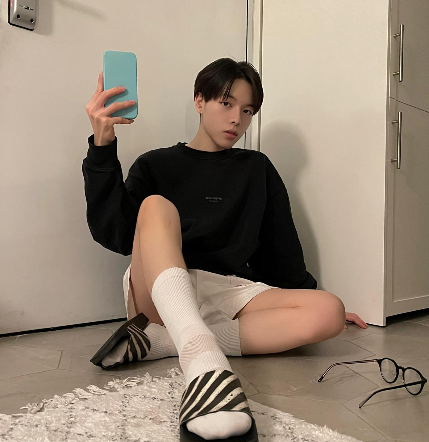 Nhiều người lý giải ca sĩ chỉ cầm ốp điện thoại tượng trưng còn có người chụp hình giúp. Nhiều người lý giải ca sĩ chỉ cầm ốp điện thoại tượng trưng còn có người chụp hình giúp.