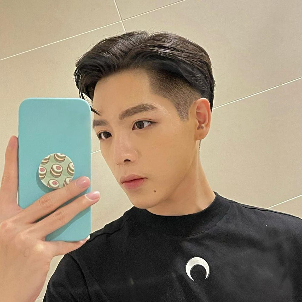 Anh được cộng đồng mạng hài hước gọi là "nghệ nhân selfie" vì những bức ảnh khó hiểu này. Anh được cộng đồng mạng hài hước gọi là "nghệ nhân selfie" vì những bức ảnh khó hiểu này.