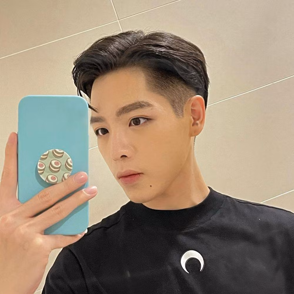 Anh được cộng đồng mạng hài hước gọi là "nghệ nhân selfie" vì những bức ảnh khó hiểu này.