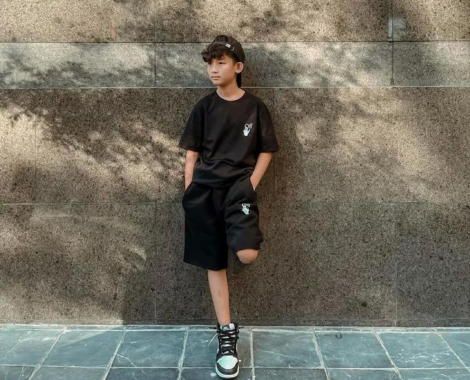 Sau khi tháo khẩu trang chụp ảnh, bé Bo lại đeo vào ngay để đảm bảo an toàn trong mùa dịch. Sau khi tháo khẩu trang chụp ảnh, bé Bo lại đeo vào ngay để đảm bảo an toàn trong mùa dịch.