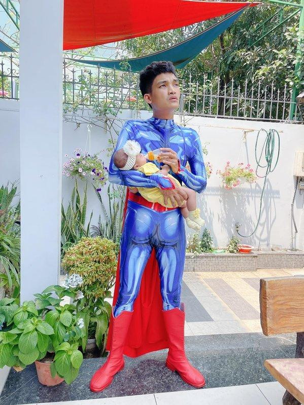 Phiên bản "siêu anh hùng bỉm sữa" của nam diễn viên.