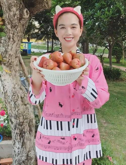 Ngọc Trinh có hẳn một bộ sưu tập pyjamas với nhiều màu sắc và kiểu dáng khác nhau.