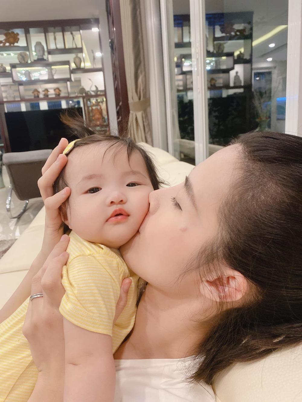 Đông Nhi không ngại ngần chia sẻ những hình ảnh đời thường của mình và con gái.