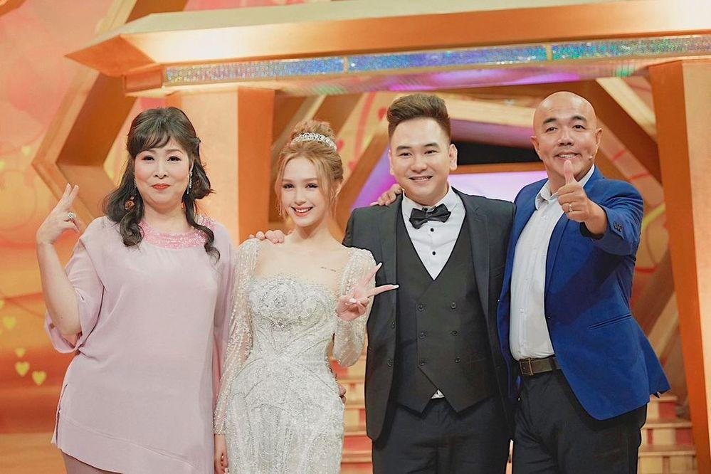 NSND Hồng Vân và nghệ sĩ Quốc Thuận thể hiện sự yêu mến đối với hai bạn trẻ. NSND Hồng Vân và nghệ sĩ Quốc Thuận thể hiện sự yêu mến đối với hai bạn trẻ.