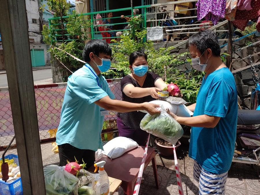 Các phần quà được chia nhỏ gửi đến người dân. Các phần quà được chia nhỏ gửi đến người dân.