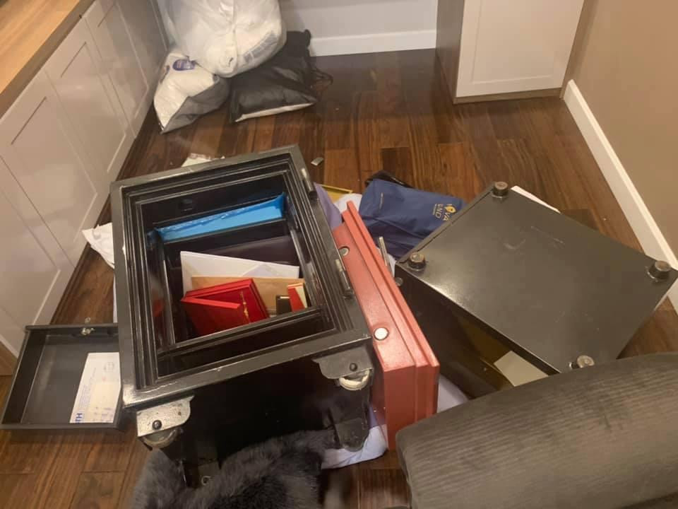 2 két sắt của nữ ca sĩ bị trộm phá. 2 két sắt của nữ ca sĩ bị trộm phá.