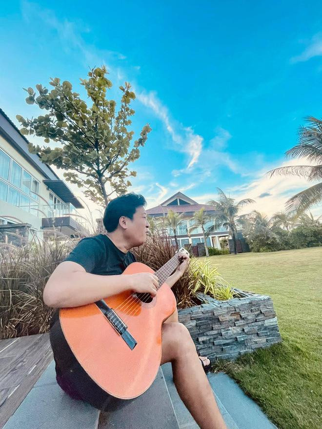 Trường Giang là nhân vật ít bị "dìm" nhất trong loạt ảnh này. Netizen đồn đoán một phần vì nam danh hài là anh cả, một phần vì hành trình Running Man Vietnam còn dài mà ông xã Nhã Phương lại vô cùng "nguy hiểm".