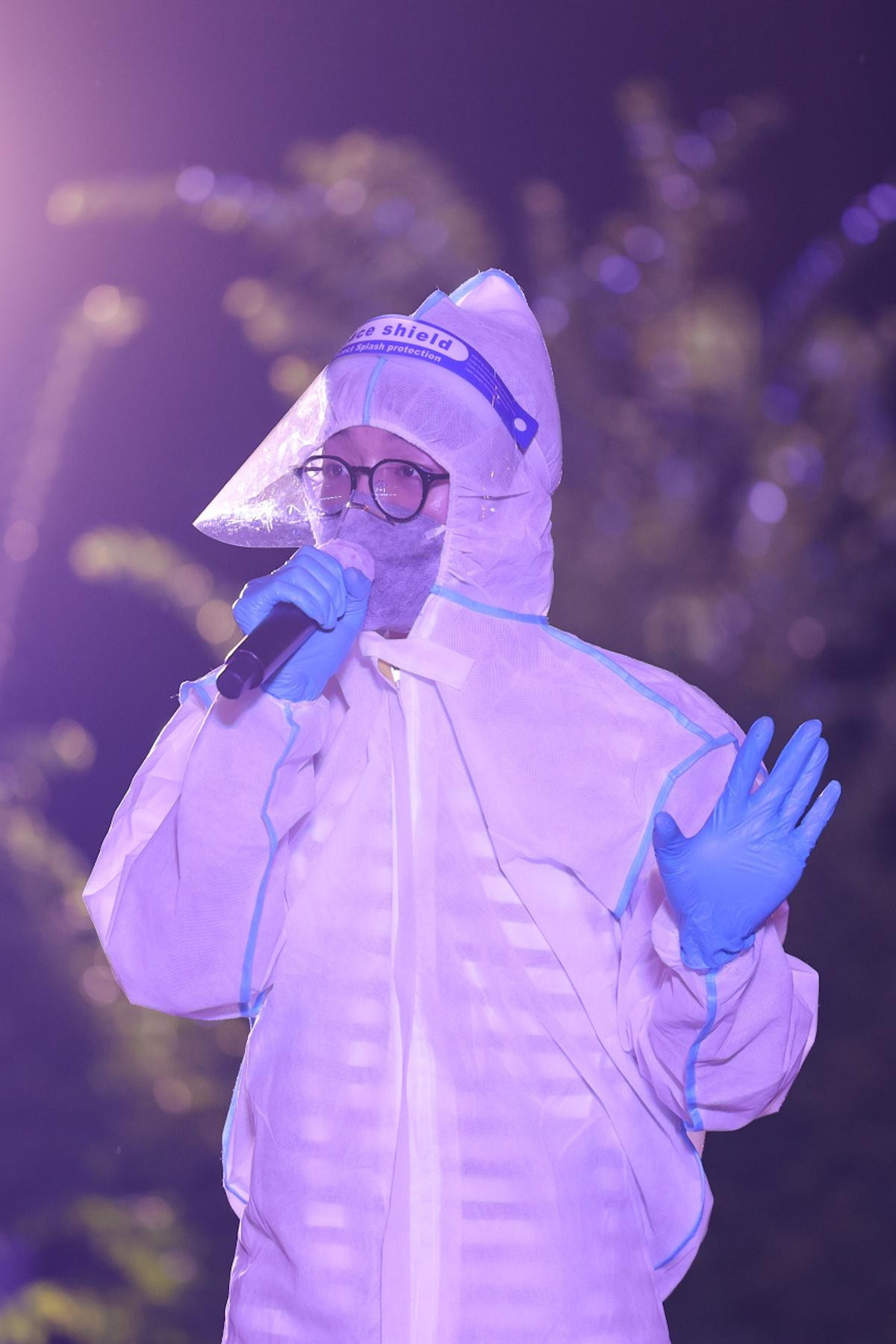 Đức Phúc mặc đồ bảo hộ, biểu diễn trong đêm Quốc khánh. (Ảnh: Ngo Tran Hai An) Đức Phúc mặc đồ bảo hộ, biểu diễn trong đêm Quốc khánh. (Ảnh: Ngo Tran Hai An)