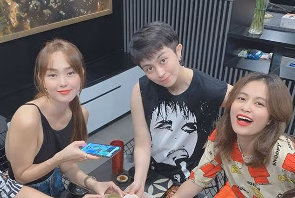 Cặp sao thoải mái chụp ảnh chung trong những lần gặp gỡ hội bạn thân.