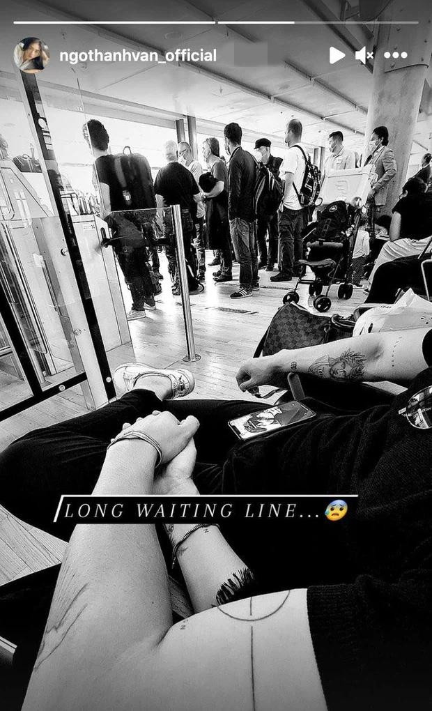 Ngô Thanh Vân than vãn chuyện phải chờ đợi khi đi máy bay nhưng người hâm mộ chỉ quan tâm đến màn hình điện thoại của Huy Trần. Ngô Thanh Vân than vãn chuyện phải chờ đợi khi đi máy bay nhưng người hâm mộ chỉ quan tâm đến màn hình điện thoại của Huy Trần.