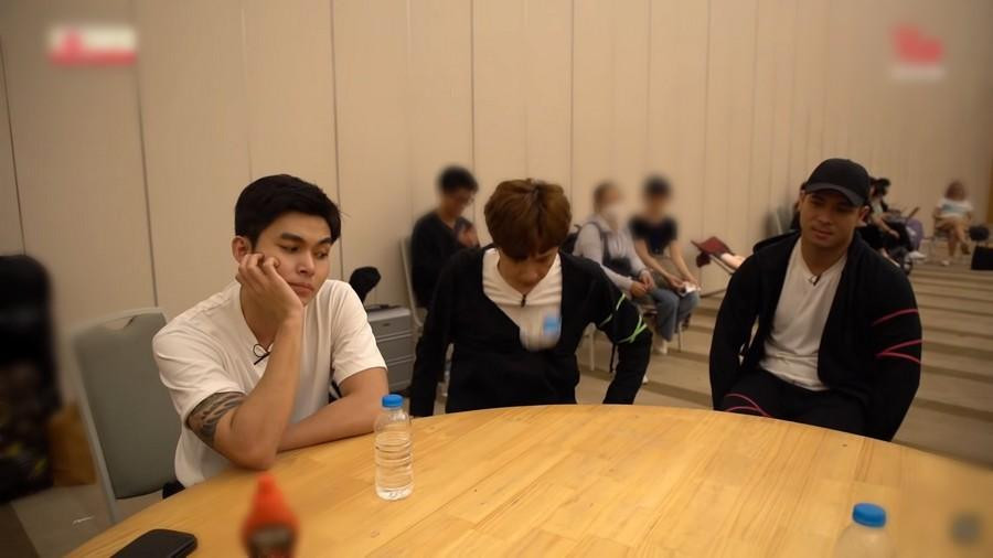 Chỉ với một chai nước, dàn sao cũng có thể trò chuyện vui vẻ.