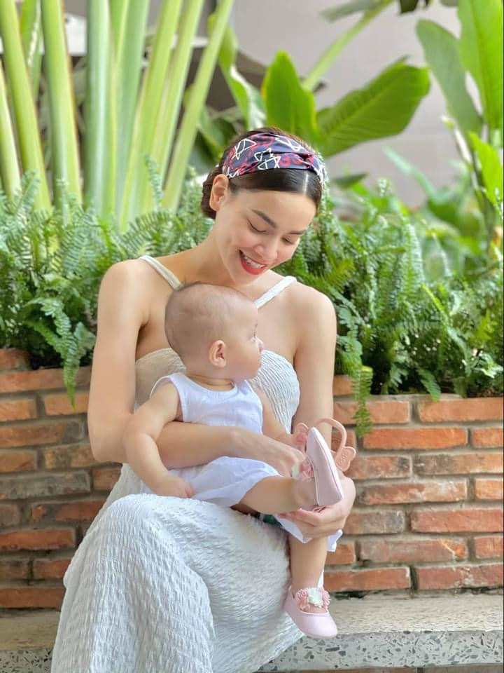 Hồ Ngọc Hà và con gái Lisa. Hồ Ngọc Hà và con gái Lisa.