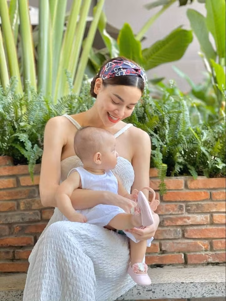 Hồ Ngọc Hà và con gái Lisa. Hồ Ngọc Hà và con gái Lisa.