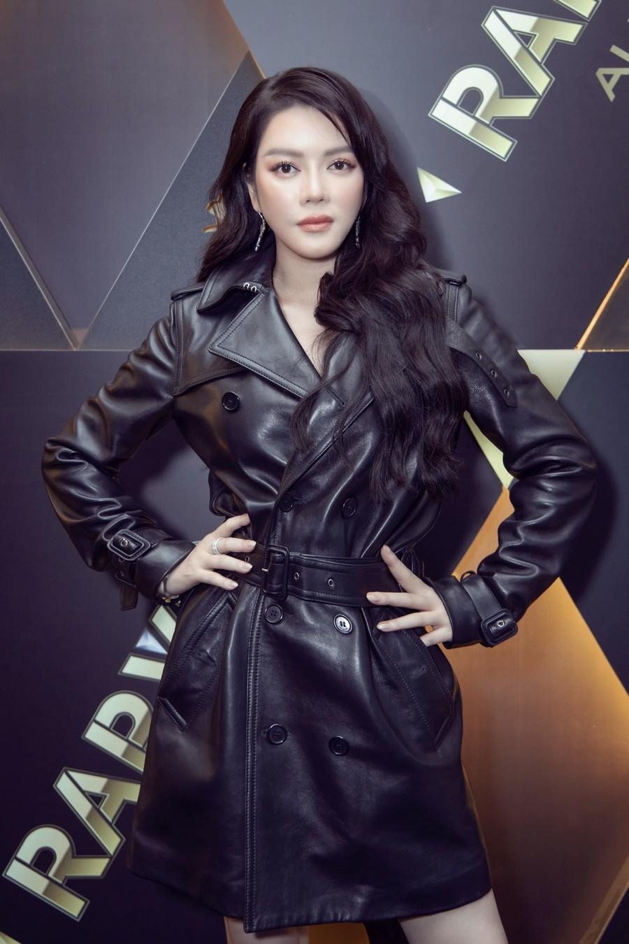 Trang phục của cô tại đêm nhạc Rap lần này. Trang phục của cô tại đêm nhạc Rap lần này.