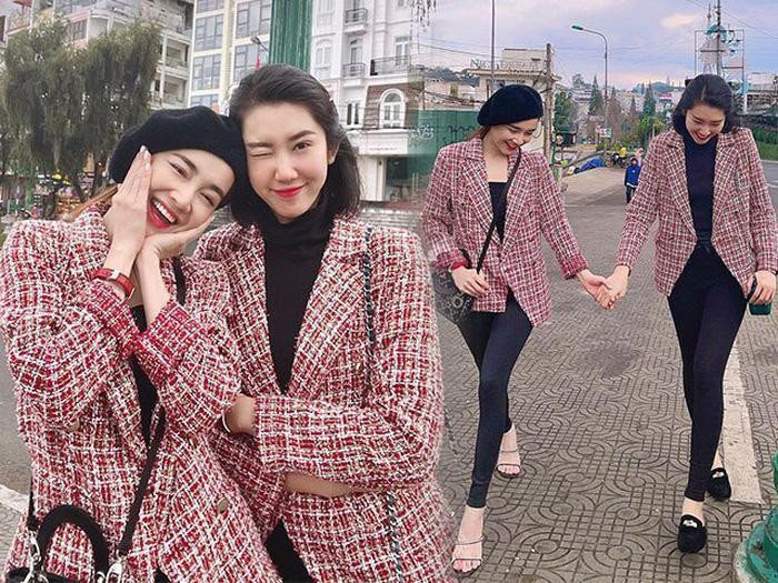 Hai người đẹp diện đồ đôi đi du lịch.