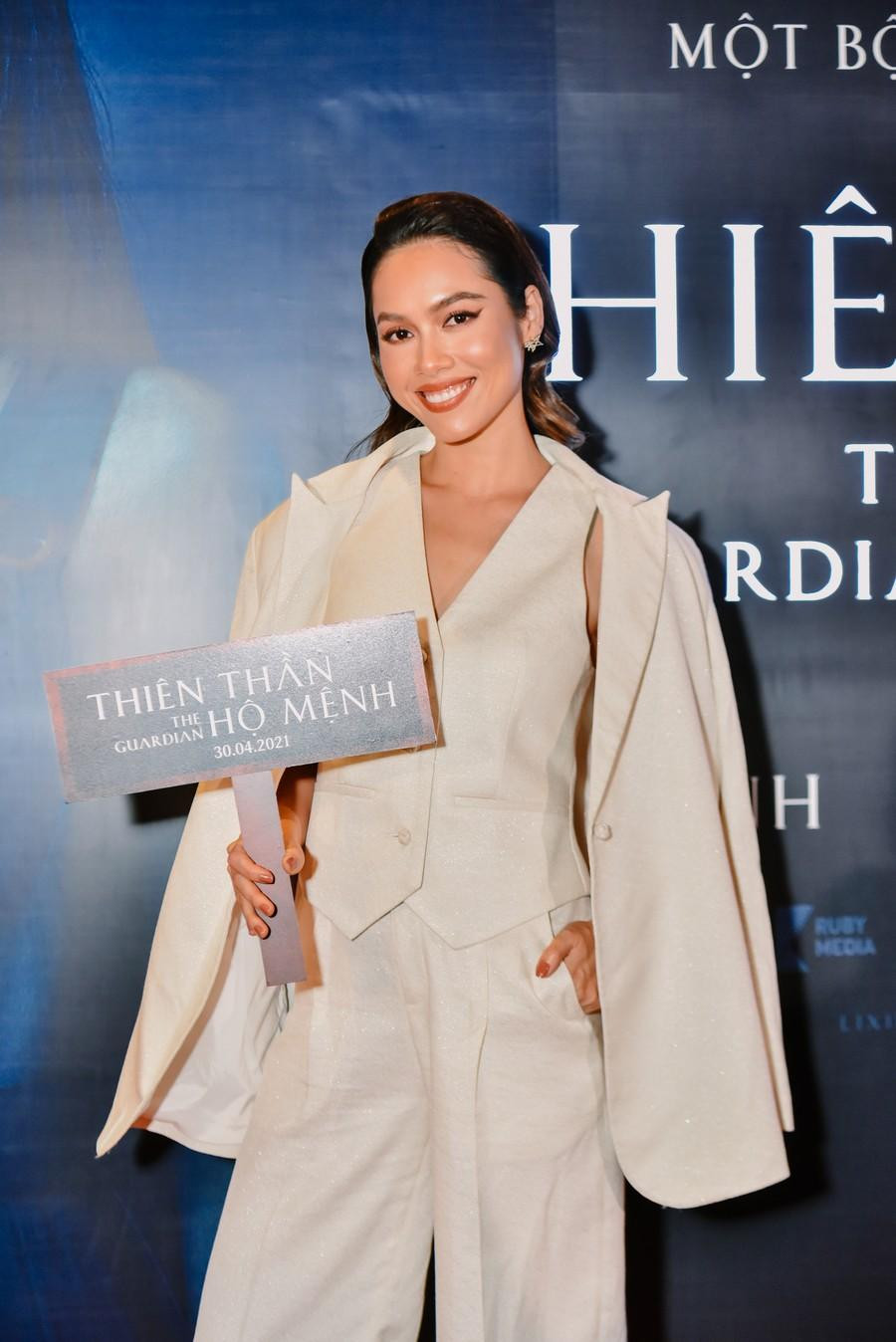 Á hậu Hoàng My. Á hậu Hoàng My.