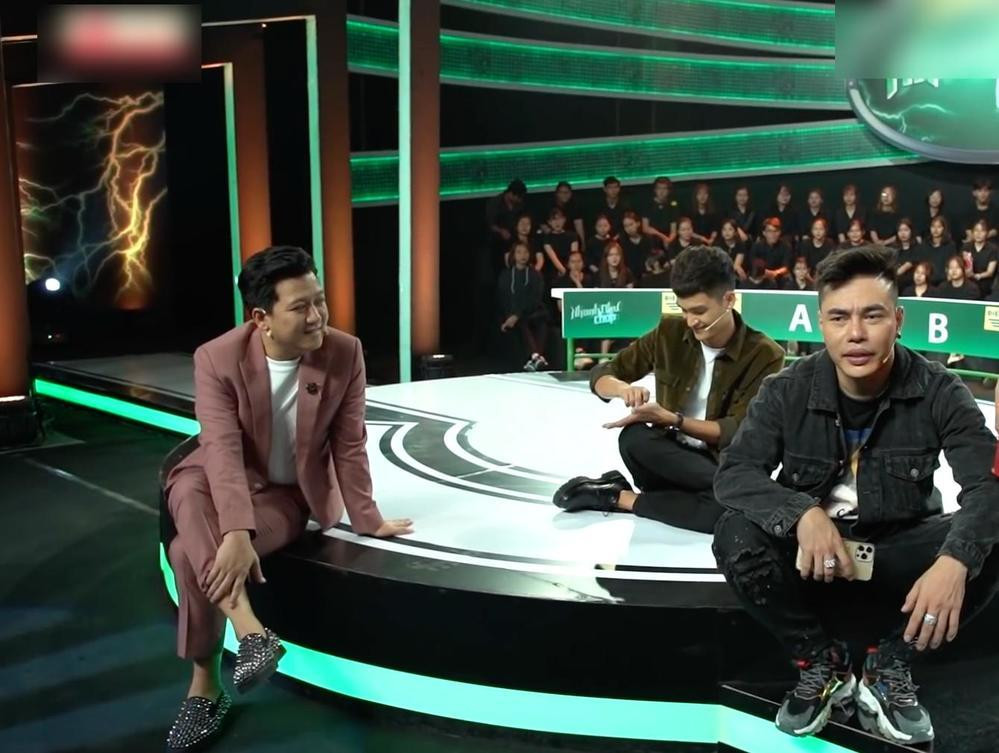 Nam nghệ sĩ vui vẻ trò chuyện cùng các đồng nghiệp.