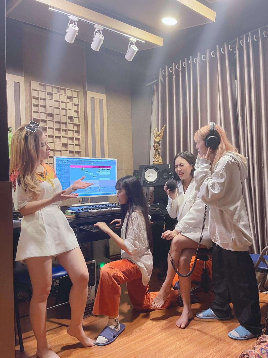 Nhìn hình ảnh này, netizen cũng biết dàn cast Sao Nhập Ngũ 2020 đang có dự án chung.