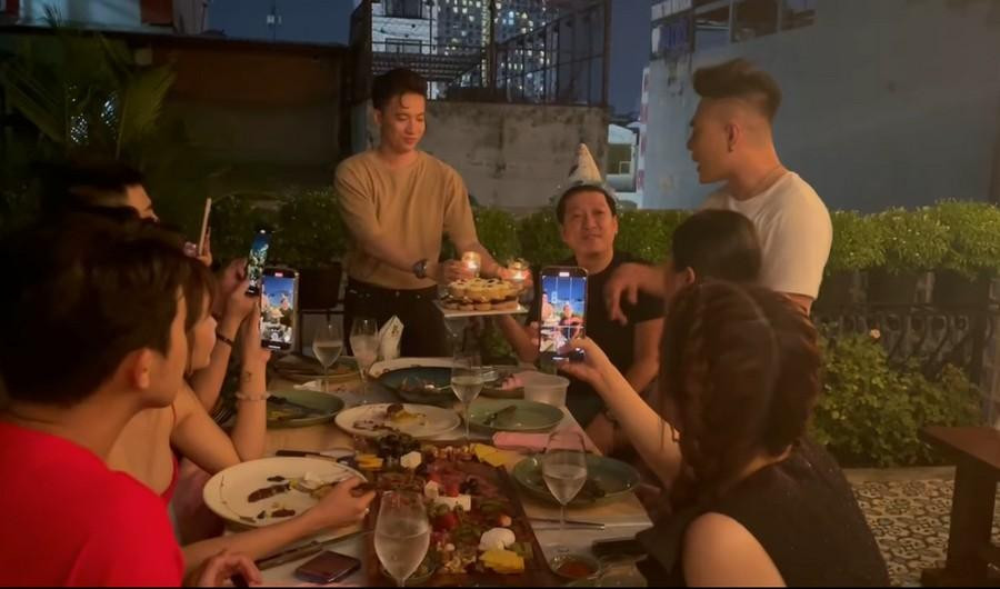 Những người em thân thiết trong nghề đến mừng sinh nhật tuổi 38. Những người em thân thiết trong nghề đến mừng sinh nhật tuổi 38.