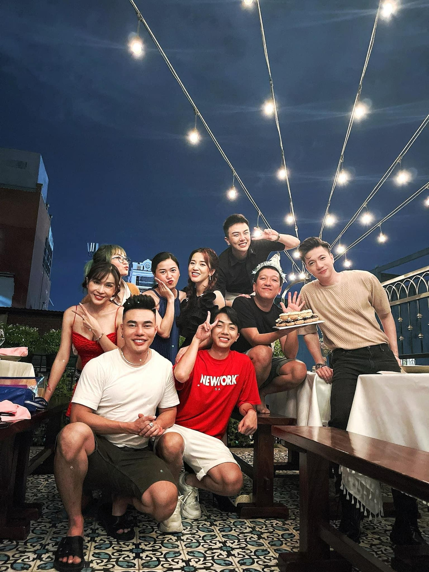 Trường Giang bất ngờ vì các đồng nghiệp đến chúc mừng sinh nhật. Trường Giang bất ngờ vì các đồng nghiệp đến chúc mừng sinh nhật.