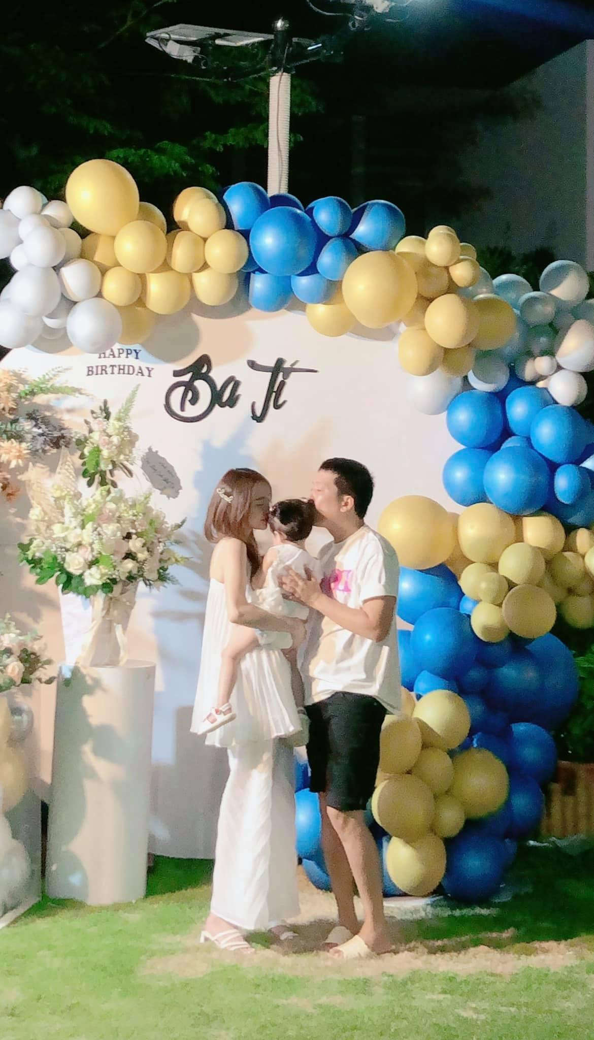 Trường Giang được vợ tổ chức sinh nhật sớm, anh ủng hộ mọi việc Nhã Phương làm. Trường Giang được vợ tổ chức sinh nhật sớm, anh ủng hộ mọi việc Nhã Phương làm.