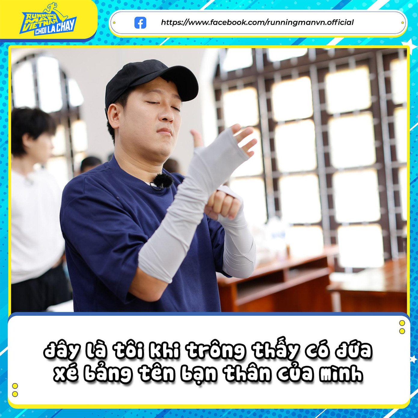 Hình ảnh lấy nét Trường Giang nhưng fan lại chú ý đến ca sĩ gốc Bến Tre ở phía sau.